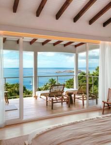 波尔兰特Vaneïa : Vue mer panoramique depuis un duplex d'exception的海景卧室