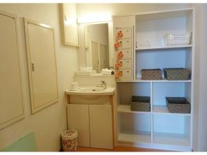 Baño pequeño con lavabo y espejo en Towada City Hotel - Vacation STAY 85224v en Towada