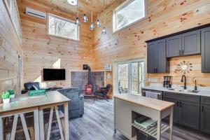 - une cuisine et un salon dans une cabane en rondins dans l'établissement Modern Salineville Cabin on 13 Acres with Fire Pit!, 