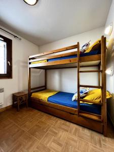 a bunk bed room with two bunk beds at Les Chalets Des Evettes - 3 Pièces pour 6 Personnes 524 in Flumet