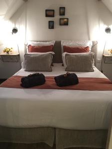 Le Domaine d'Etaville في Sottevast: غرفة نوم بسرير كبير وعليها شنطتين