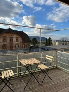 - Balcón con mesa de madera y 2 sillas en Privatzimmer in zentraler Lage in Geislingen (Steige) en Geislingen an der Steige