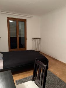 een slaapkamer met een bed en een houten vloer bij Privatzimmer in zentraler Lage in Geislingen (Steige) in Geislingen an der Steige