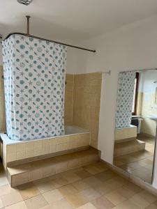 een badkamer met een bad en een douche bij Privatzimmer in zentraler Lage in Geislingen (Steige) in Geislingen an der Steige