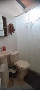 ein Bad mit einem WC und einem Waschbecken in der Unterkunft Hermoso apartamento en Lérida. in Lérida