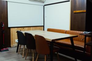 una sala conferenze con tavolo, sedie e schermo per proiezione di Atami-Ajironokaze - Vacation STAY 87959v ad Atami