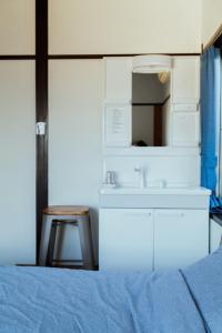 una camera con letto, lavandino e sgabello di Atami-Ajironokaze - Vacation STAY 87959v ad Atami