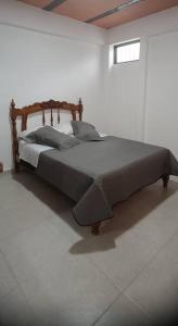 Bett in einem weißen Zimmer mit einer Bettbezugspechspecks in der Unterkunft Hermoso apartamento en Lérida. in Lérida