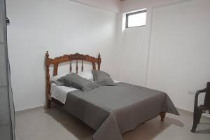 ein Schlafzimmer mit einem Bett mit einem Kopfteil aus Holz in der Unterkunft Hermoso apartamento en Lérida. in Lérida