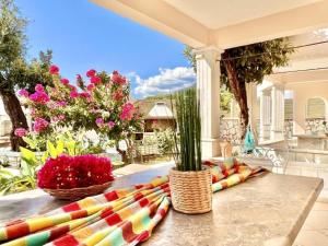 una mesa con una manta colorida en el patio en Villa aphrodite Nissaki, en Nisakion
