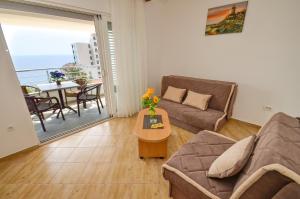 een woonkamer met een bank en een tafel bij Apartments Ivanović in Budva