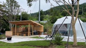 altana z namiotem w ogrodzie w obiekcie Basecamp Haru- Vacation STAY 91966v w mieście Shibukawa