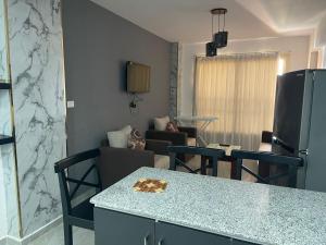 ポート・ガリブにあるMarina City portghalib one bedroomのキッチン、リビングルーム(テーブル、椅子付)