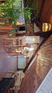 mit Blick auf die Küche mit Kühlschrank in der Unterkunft Maison atypique au grand charme in Embrun