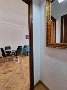 a mirror in a room with a table and chairs at Calle Mayor, alójate en el centro histórico de Madrid in Madrid