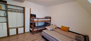 Giường trong phòng chung tại Apartman Jovana