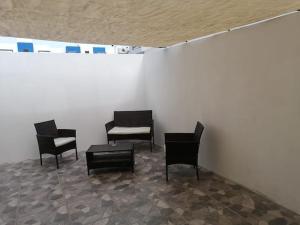 3 sillas y una mesa en una habitación en Puerto Vallarta, en Los Algodones