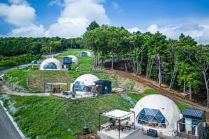 widok z góry na kopuły na terenie obozu w obiekcie Ito City - Camp - Vacation STAY 91975v w mieście Kawana