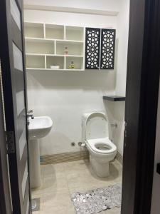 加利卜港的住宿－Marina City portghalib one bedroom，一间带卫生间和水槽的浴室
