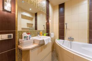 a bathroom with a sink and a bath tub at Apartament Rodzinny dla 6 osób - funkcjonalny - Space Apart in Jelenia Góra