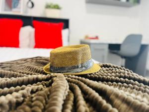 um chapéu em cima de uma cama com um cobertor em Chic Hideaway: Modern Studio in Stretford em Manchester