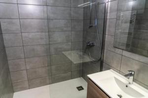 La salle de bains est pourvue d'une douche et d'un lavabo. dans l'établissement Résidence Le Belvedere - 2 Pièces pour 5 Personnes 274, aux Orres