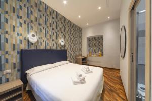 ローマにあるLa Grande Bellezza Guest House Romeのベッドルーム1室(大型ベッド1台、靴付)
