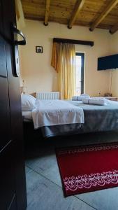 Un pat sau paturi într-o cameră la Villa Athamanio - Suite