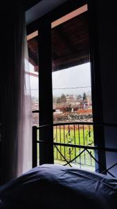 1 dormitorio con vistas al campo desde una ventana en Villa Athamanio - Suite, en Athamanio