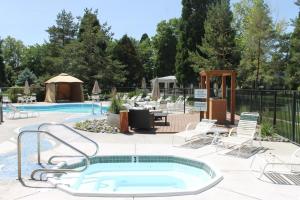 una piscina con sillas y una bañera de hidromasaje. en Thunderbird Resort Club, en Reno