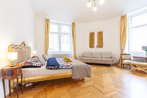 1 dormitorio con 1 cama grande y sala de estar en Royal Apartment by Charles Bridge view of Saint Nicholas Church en Praga