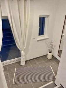 Habitación con ventana con cortina y alfombra en Casa Bella en Guxhagen