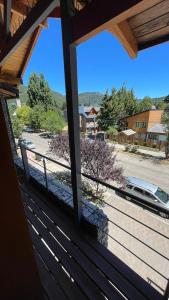 una vista desde una ventana de un coche en una calle en Loretta - Sumando Latitudes en San Martín de los Andes