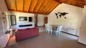 sala de estar con sofá y mesa en Loretta - Sumando Latitudes en San Martín de los Andes