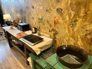 um quarto com uma secretária com um lavatório e uma mesa com um lavatório em Casa & Bottega em Rivarolo Mantovano