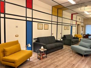 - un hall avec des canapés et des chaises dans l'établissement Casa & Bottega, à Rivarolo Mantovano