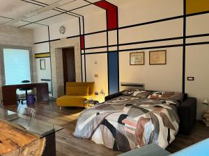 - une chambre avec un lit, un bureau et une chaise dans l'établissement Casa & Bottega, à Rivarolo Mantovano