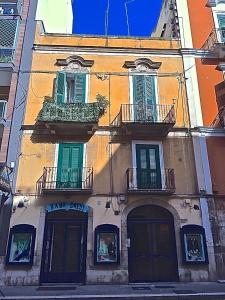 um edifício com janelas e varandas numa rua em Stefano's Apartment em Bari