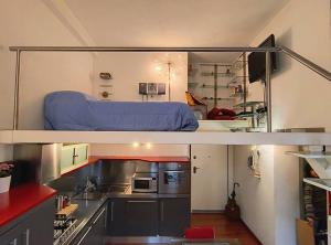 Cette petite chambre comprend un lit et une cuisine. dans l'établissement Dimora il Magnifico, à Florence