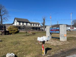 een parkeermeter in een veld voor een huis bij Gamble Farm Inn and Suites 