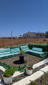 een groep groene banken en een tafel en stoelen bij Cabaña en Chillán-Portezuelo in Ñipas
