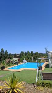 een groot zwembad in een tuin bij Cabaña en Chillán-Portezuelo in Ñipas