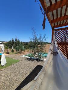 een hangmat met uitzicht op een tuin bij Cabaña en Chillán-Portezuelo in Ñipas