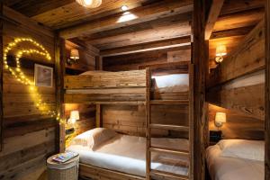 Bunk bed o mga bunk bed sa kuwarto sa Chalet Noor - Chalets pour 12 Personnes 134