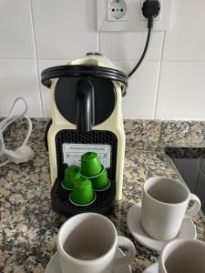 Příslušenství pro přípravu čaje a kávy v ubytování Barri Vell 4