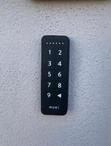 un mando a distancia negro unido a una pared en gemütliches Dachgeschoss en Bonn
