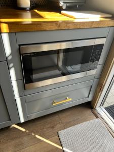 un forno a microonde in un armadio in cucina di Sweet Tiny Cabin a Tampa