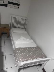 a small bed in a corner of a room at Pousada Quaraçá Maceió in Maceió