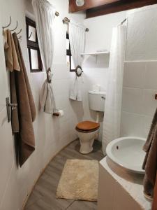 uma casa de banho com um WC e um lavatório em Anchors Aweigh holiday home em Hibberdene