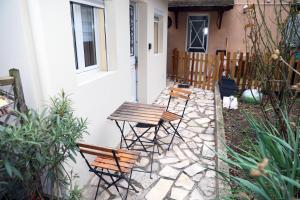 een patio met 2 stoelen en een houten tafel bij Eiffel Tour - Cosy Manéo in Parijs